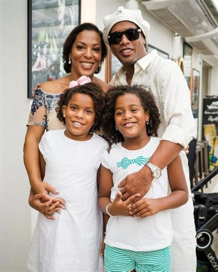 Deisi de Assis Moreira » Age, Net Worth, Family, Bio, News