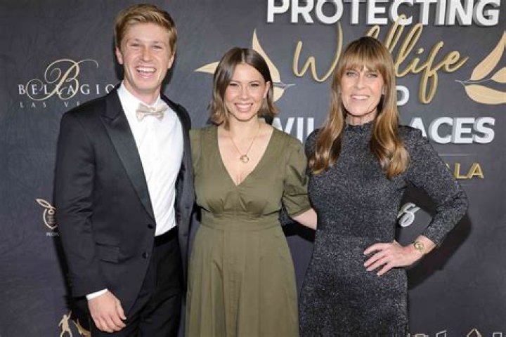 Know About Bindi Irwin; Age, Net Worth, Height, Boyfriend, Brother