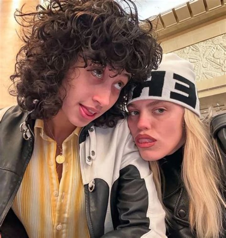 Know All About Towa Bird Renee Rapp Girlfriend!