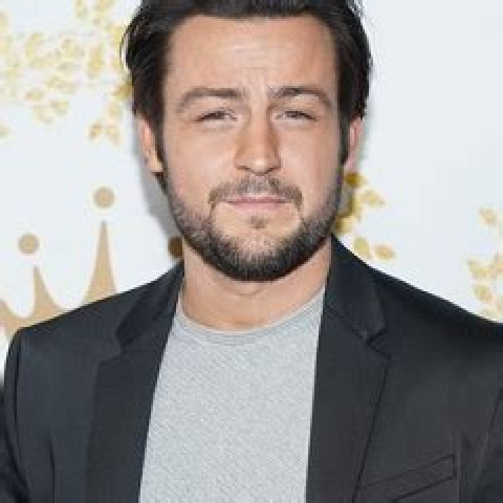 Tyler Hynes – Bio, Wiki, Actor, Height, Wife, Children, Girlfriend, Brother, Net Worth, Ethnicity